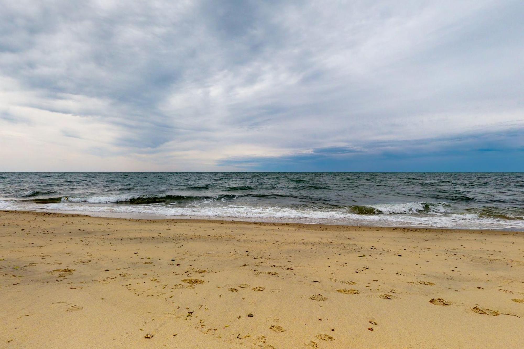 Summer Ocean Escapes Pelabuhan Dennis Bilik gambar
