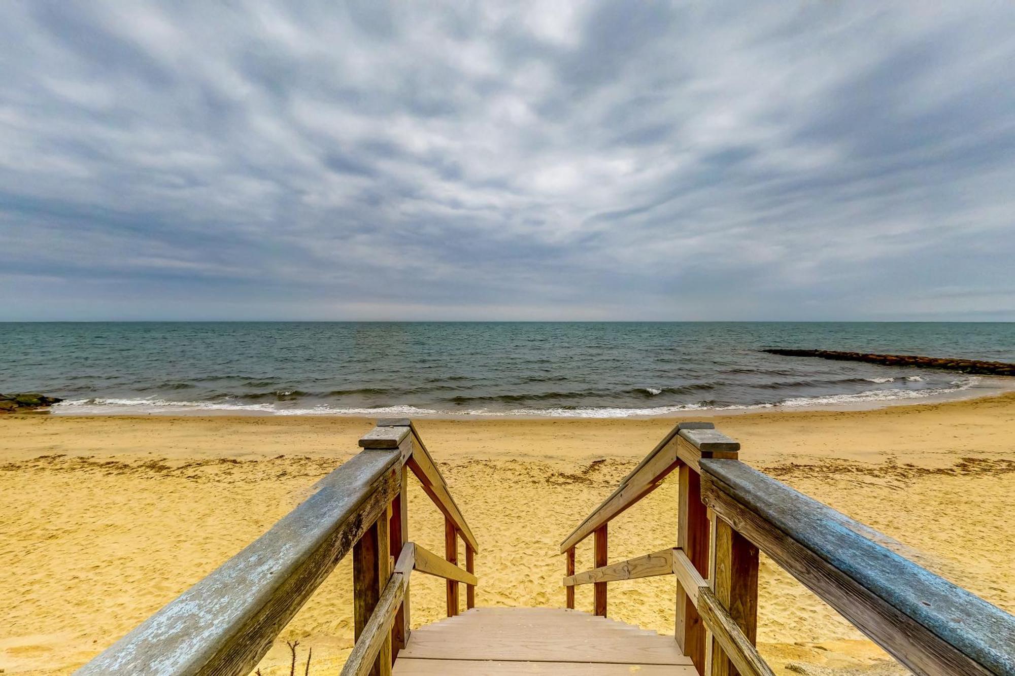 Summer Ocean Escapes Pelabuhan Dennis Bilik gambar